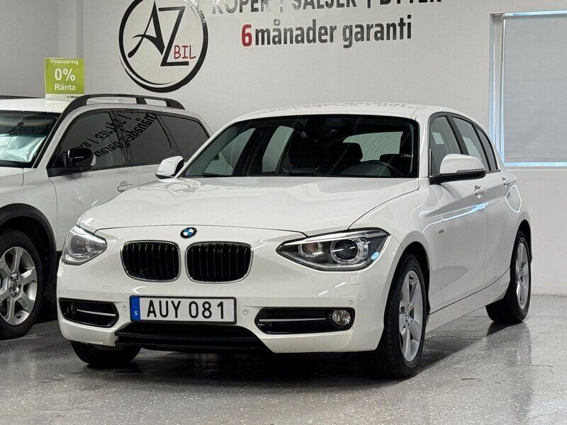 Vit Begagnad 2014 BMW 118 Sport Line Halvkombi | 119 900 kr (Marknadspris) - Bild 1/4