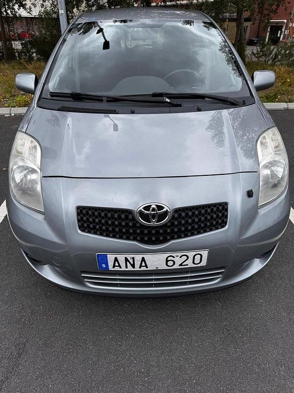 Grå Begagnad 2006 Toyota Yaris Halvkombi | 29 000 kr (Marknadspris) - Bild 1/4