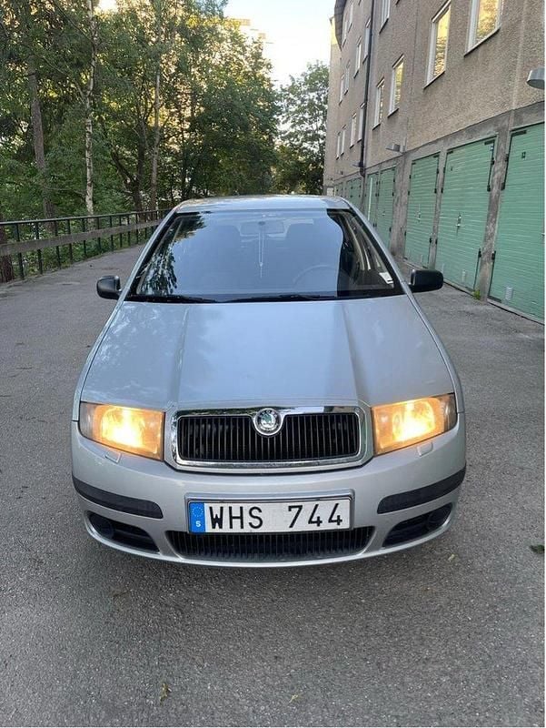 Silver Begagnad 2005 Skoda Fabia Halvkombi | 18 500 kr (Marknadspris) - Bild 1/4