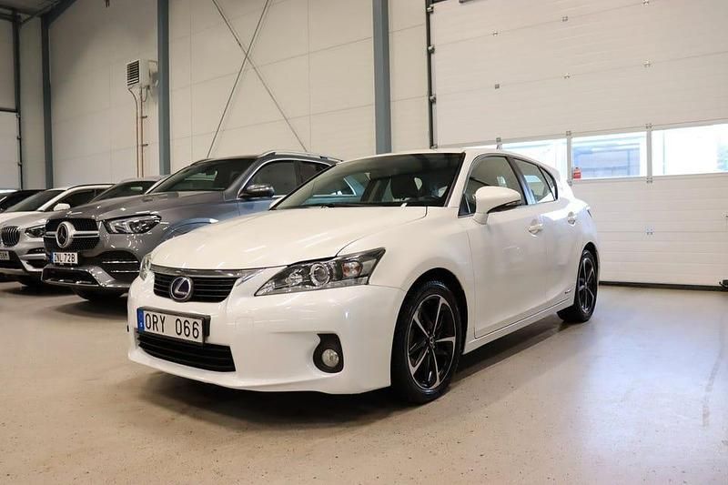 Vit Begagnad 2012 Lexus CT200h Executive Line Halvkombi | 119 700 kr (Marknadspris) - Bild 1/4
