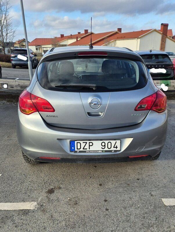 Grå Begagnad 2011 Opel Astra Enjoy Halvkombi | 35 000 kr (Bra pris) - Bild 1/4