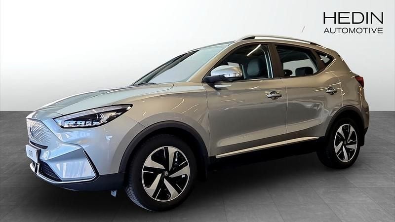 Grå (silver) Begagnad 2022 MG ZS Luxury Sedan | 249 900 kr (Bra pris) - Bild 1/4