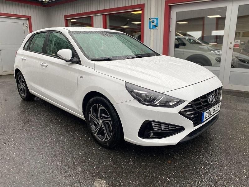 Vit Begagnad 2022 Hyundai i30 Essential Halvkombi | 189 900 kr (Marknadspris) - Bild 1/4