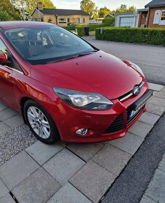 Röd Begagnad 2013 Ford Focus Titanium Halvkombi | 69 000 kr (Marknadspris) - Bild 1/4