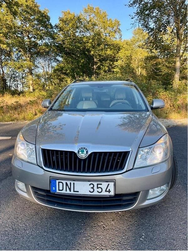 Brun Begagnad 2013 Skoda Octavia Kombi | 31 900 kr (Marknadspris) - Bild 1/4