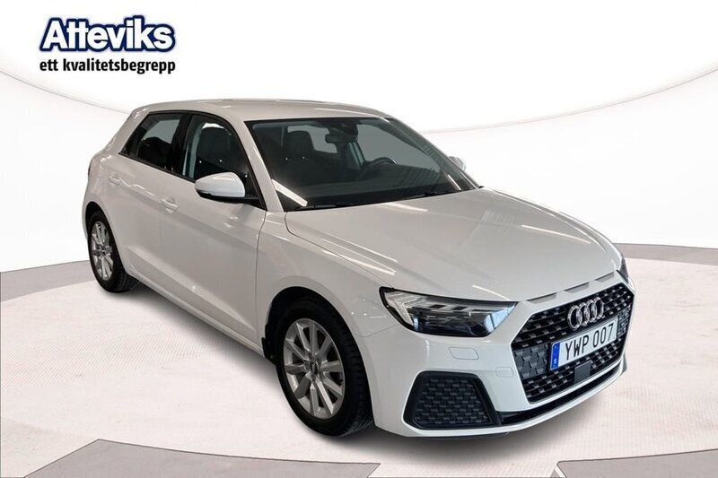 Vit Ny 2025 Audi A1 Sportback Halvkombi | 274 300 kr (Marknadspris) - Bild 1/4