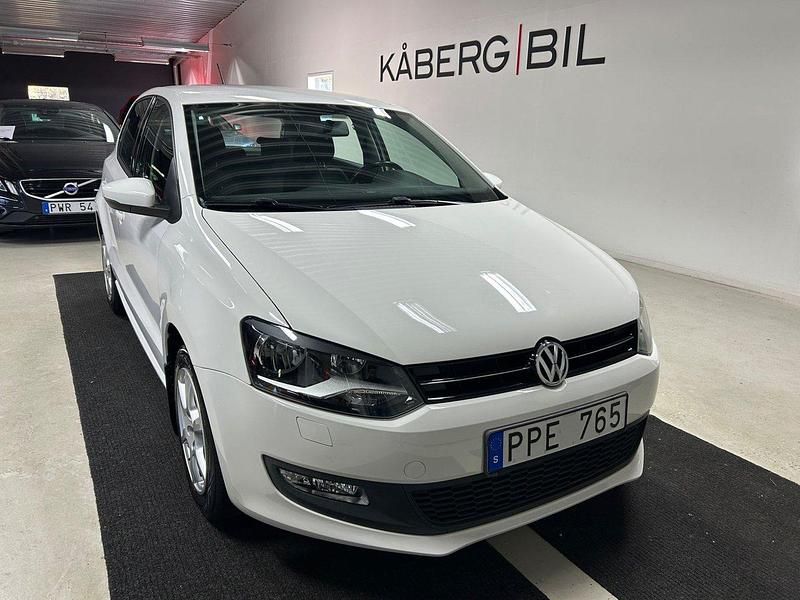 Vit Begagnad 2013 VW Polo Halvkombi | 84 900 kr (Marknadspris) - Bild 1/4