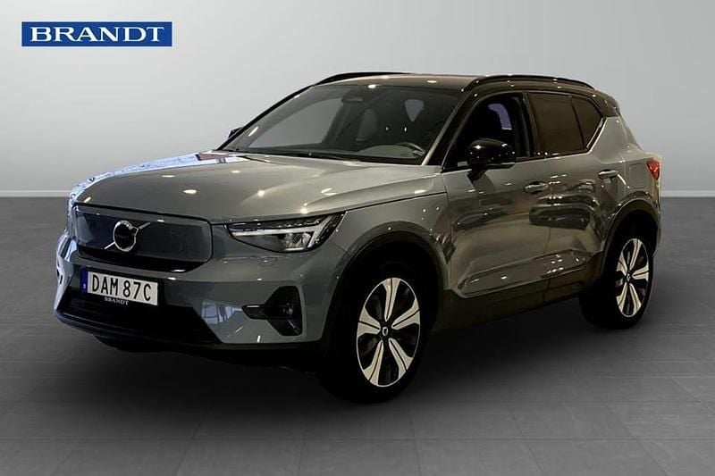 Grå Begagnad 2023 Volvo XC40 Plus SUV | 334 900 kr (Superpris) - Bild 1/4