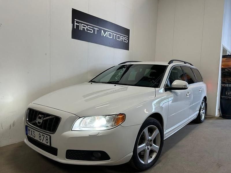 Vit Begagnad 2010 Volvo V70 Momentum Kombi | 69 900 kr (Marknadspris) - Bild 1/4