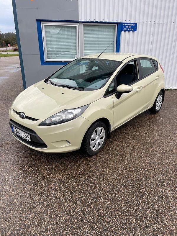 Grön (gulmetallic) Begagnad 2010 Ford Fiesta Halvkombi | 43 500 kr (Marknadspris) - Bild 1/4