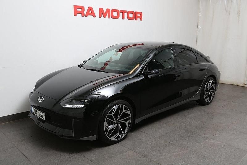Svart (abyss black (pearl)) Begagnad 2023 Hyundai Ioniq 6 Advanced Sedan | 499 800 kr - Bild 1/3