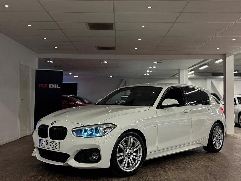 Vit Begagnad 2016 BMW 118 M Sport Halvkombi | 139 900 kr (Marknadspris) - Bild 1/3