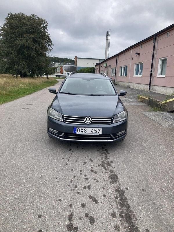 Grå Begagnad 2011 VW Passat Kombi | 65 000 kr (Bra pris) - Bild 1/4