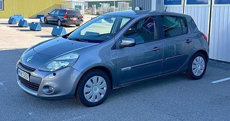 Grå Begagnad 2012 Renault Clio IV Halvkombi | 26 500 kr (Superpris) - Bild 1/4