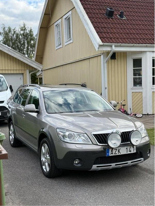 Brun Begagnad 2012 Skoda Octavia Scout Kombi | 56 000 kr (Marknadspris) - Bild 1/4