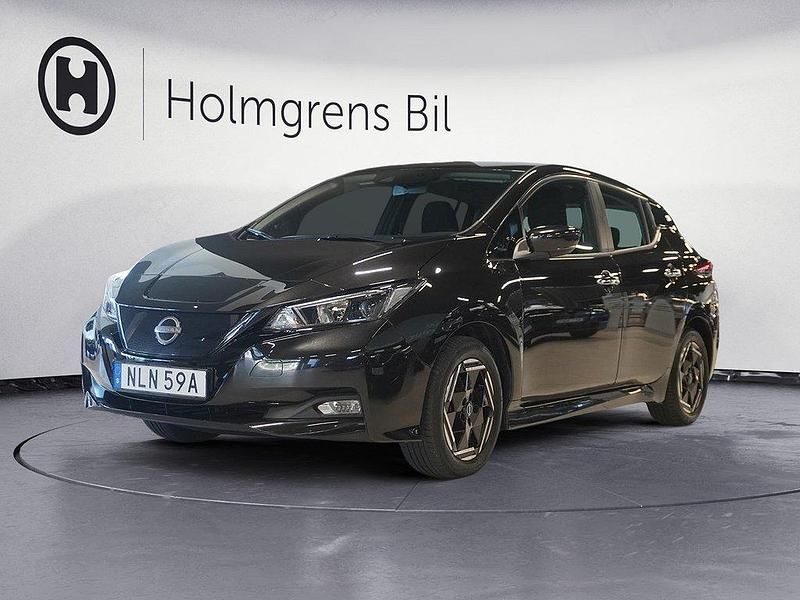 Svart Begagnad 2023 Nissan Leaf Acenta Halvkombi | 198 800 kr (Marknadspris) - Bild 1/4