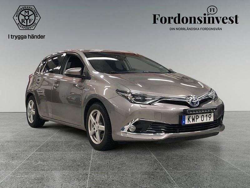 Begagnad Toyota Auris Hybrid Executive 136 HK (100 kW) 2015 Brun Halvkombi
