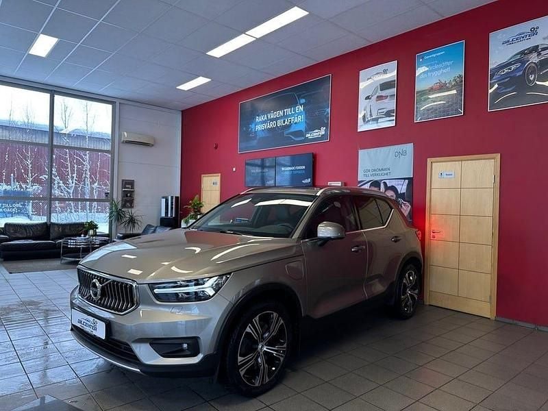 Grå Begagnad 2021 Volvo XC40 SUV | 319 500 kr (Bra pris) - Bild 1/4