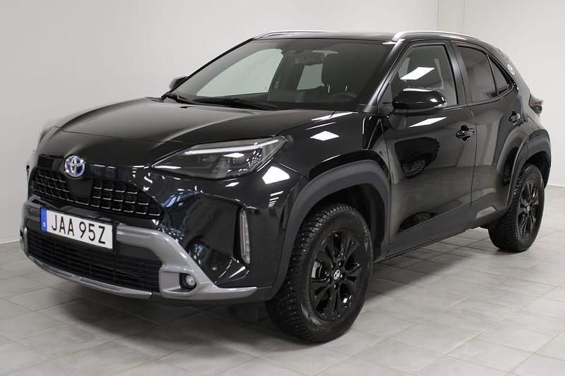 Svart Begagnad 2022 Toyota Yaris Hybrid SUV | 309 000 kr (Lite dyr) - Bild 1/4