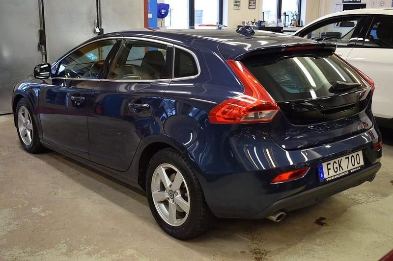 Begagnad Volvo V40 Momentum 150 HK (110 kW) 2014 Blå Kombi