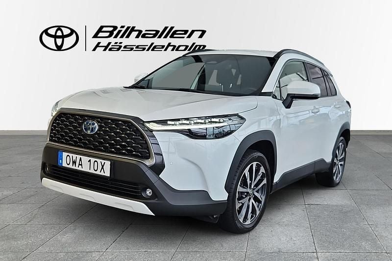 Vit Begagnad 2022 Toyota Corolla Cross Style SUV | 369 900 kr (Marknadspris) - Bild 1/4