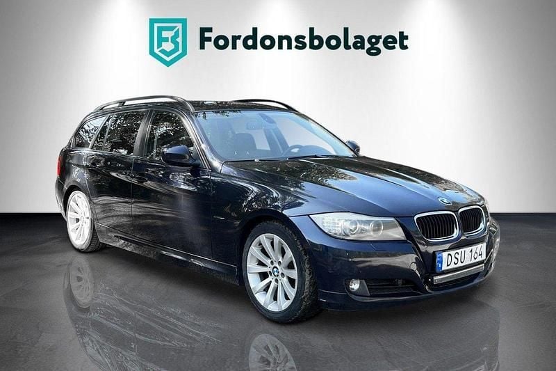 Blå Begagnad 2009 BMW 320 Kombi | 77 900 kr (Marknadspris) - Bild 1/4