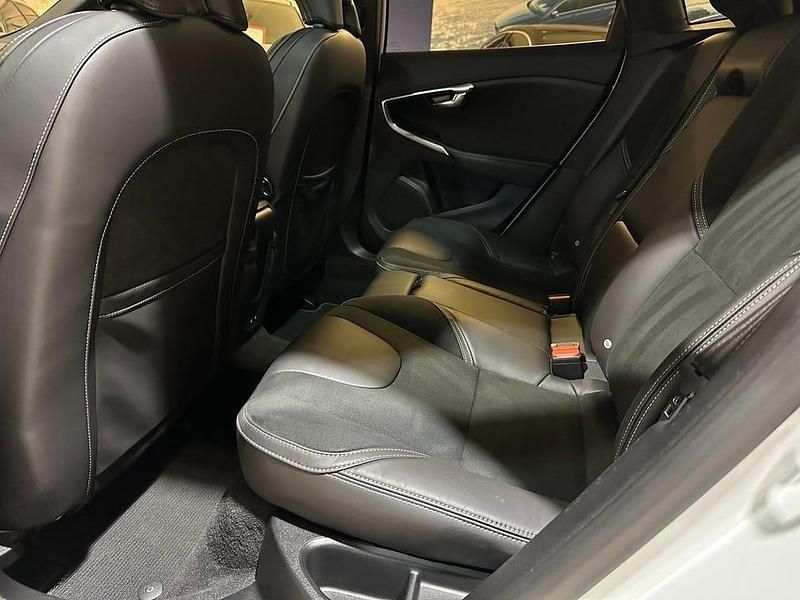 Begagnad Volvo V40 R-Design 150 HK (110 kW) 2019 Vit Halvkombi