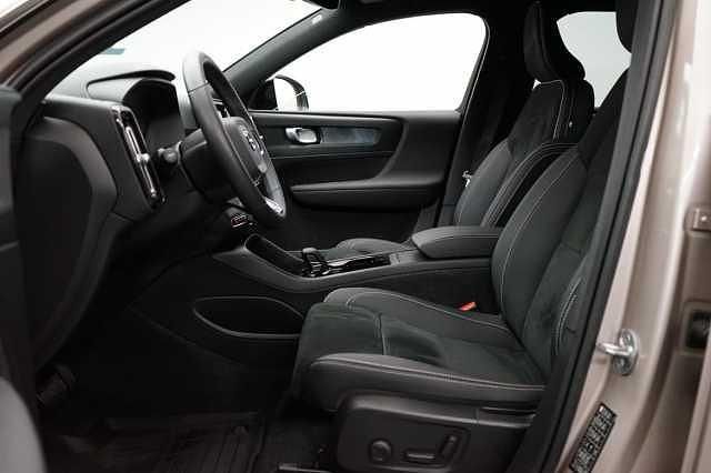 Begagnad Volvo XC40 Plus 185 kW (252 HK) 2022 Ljusgrå SUV