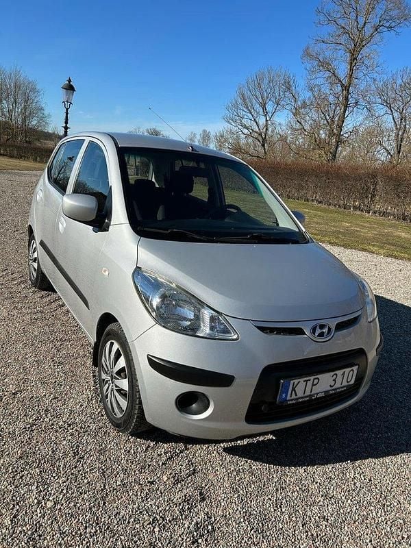 Silver Begagnad 2010 Hyundai i10 Halvkombi | 64 000 kr (Lite dyr) - Bild 1/4