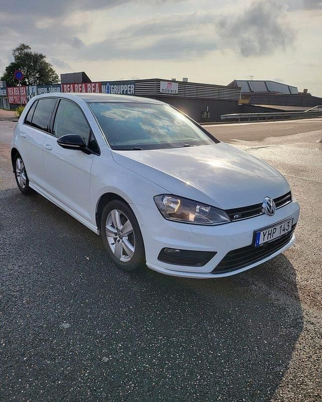 Vit Begagnad 2017 VW Golf VII GT Halvkombi | 149 900 kr (Marknadspris) - Bild 1/4