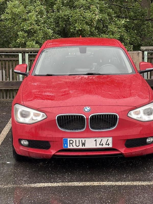Röd Begagnad 2014 BMW 116 Halvkombi | 107 000 kr (Bra pris) - Bild 1/4