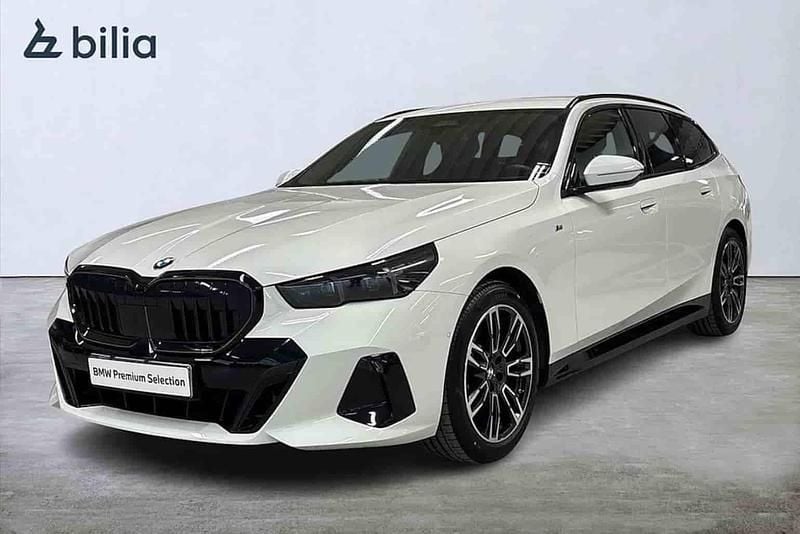 Vit Begagnad 2024 BMW 520 M Sport Kombi | 569 900 kr (Marknadspris) - Bild 1/1