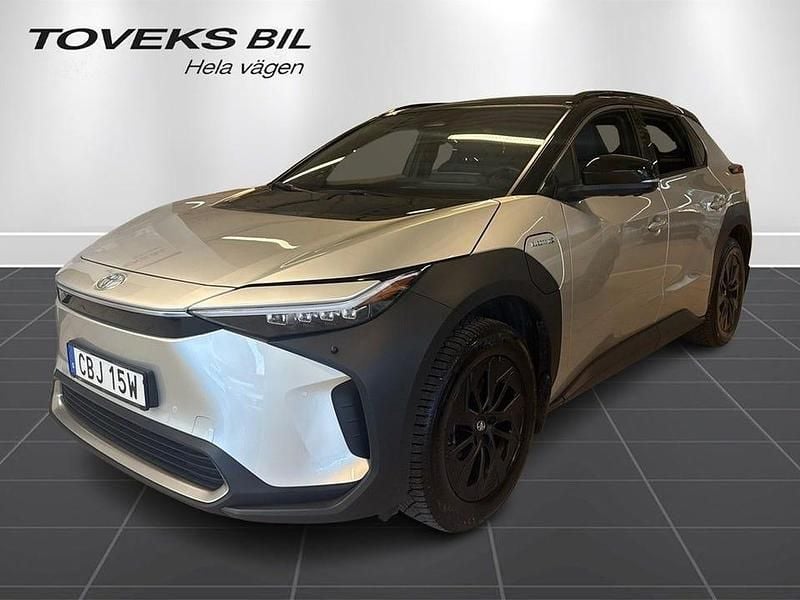 Silver Begagnad 2022 Toyota bZ4X Executive SUV | 359 500 kr (Marknadspris) - Bild 1/4