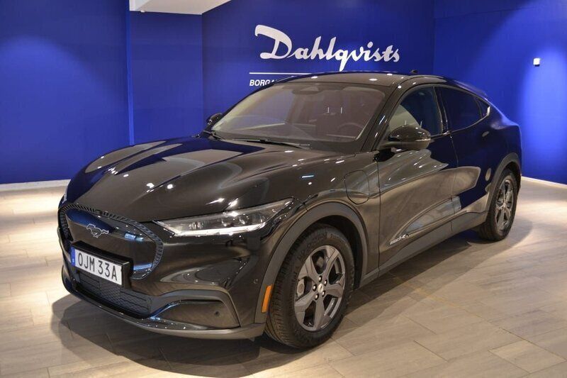 Svart Begagnad 2021 Ford Mustang Mach-E SUV | 369 000 kr (Superpris) - Bild 1/3