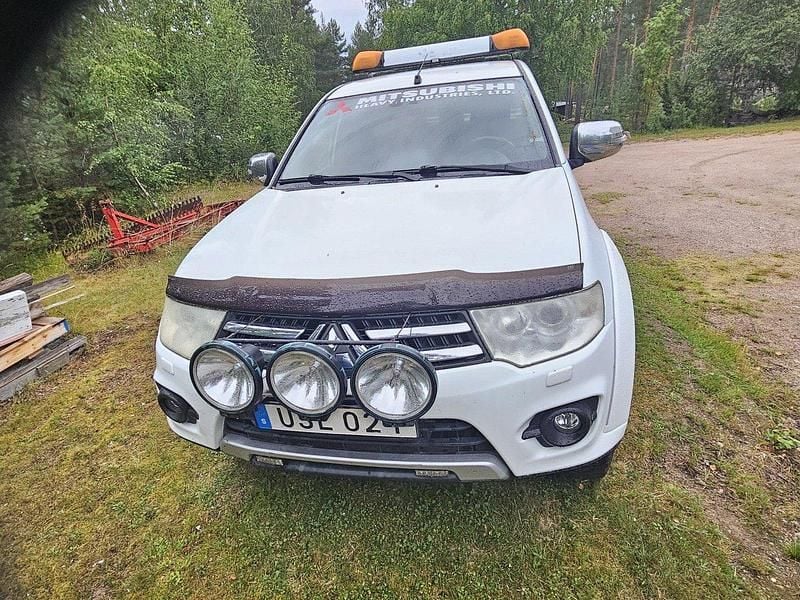Vit Begagnad 2015 Mitsubishi L200 Pickup | 120 000 kr (Bra pris) - Bild 1/4