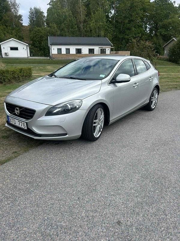 Grå Begagnad 2013 Volvo V40 Kombi | 81 000 kr (Bra pris) - Bild 1/4