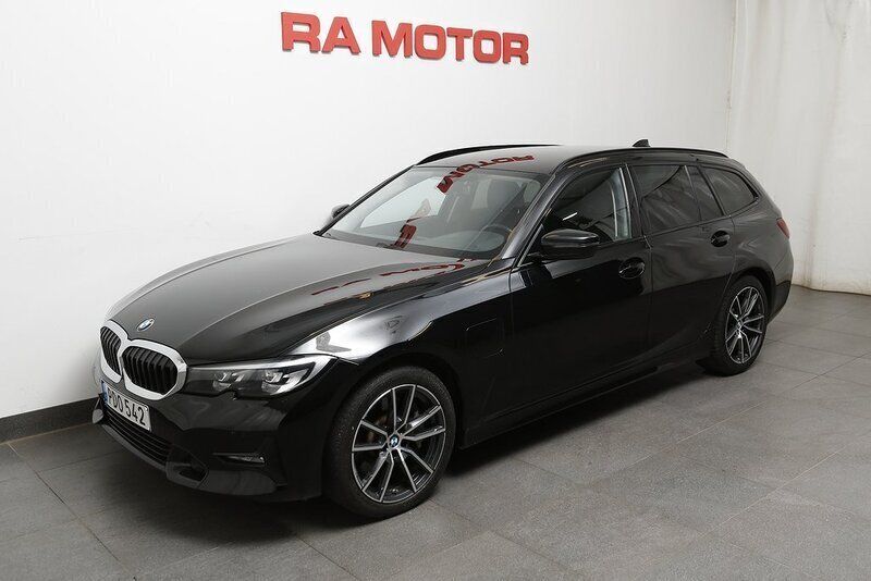 Svart Begagnad 2020 BMW 330e Sport Line Kombi | 269 900 kr (Bra pris) - Bild 1/3