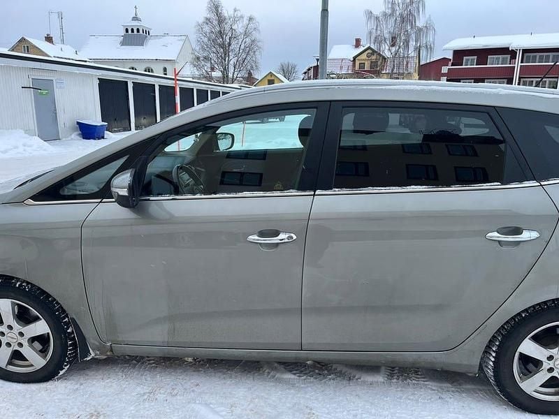 Begagnad Kia Carens 115 HK (84 kW) 2014 Minibuss