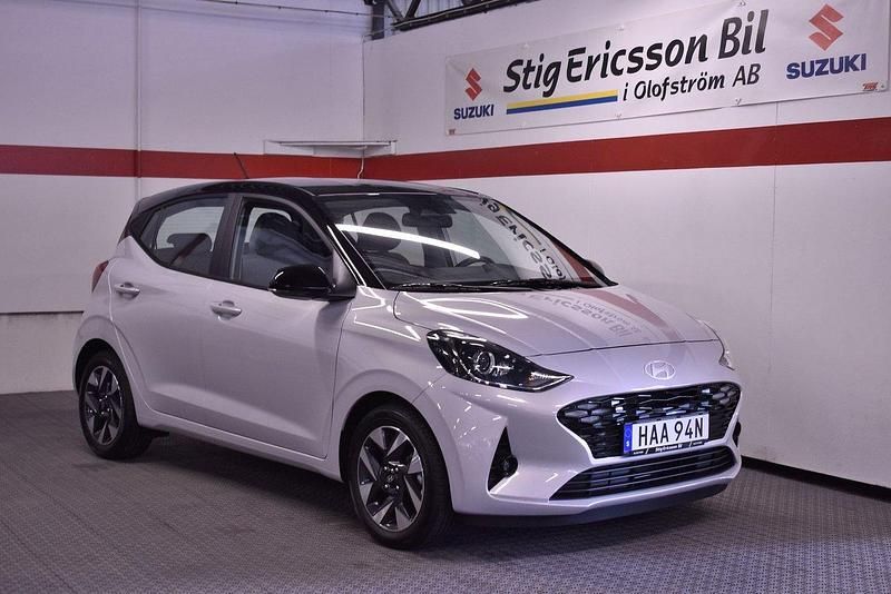 Grå Begagnad 2023 Hyundai i10 Advanced Halvkombi | 158 500 kr (Marknadspris) - Bild 1/4