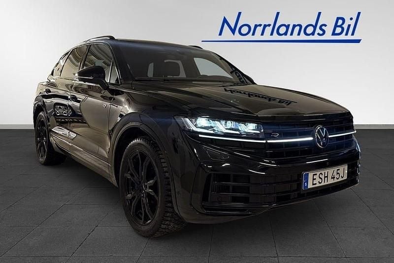 Grenadilla black metallic Begagnad 2024 VW Touareg R SUV | 779 000 kr (Dyr) - Bild 1/4