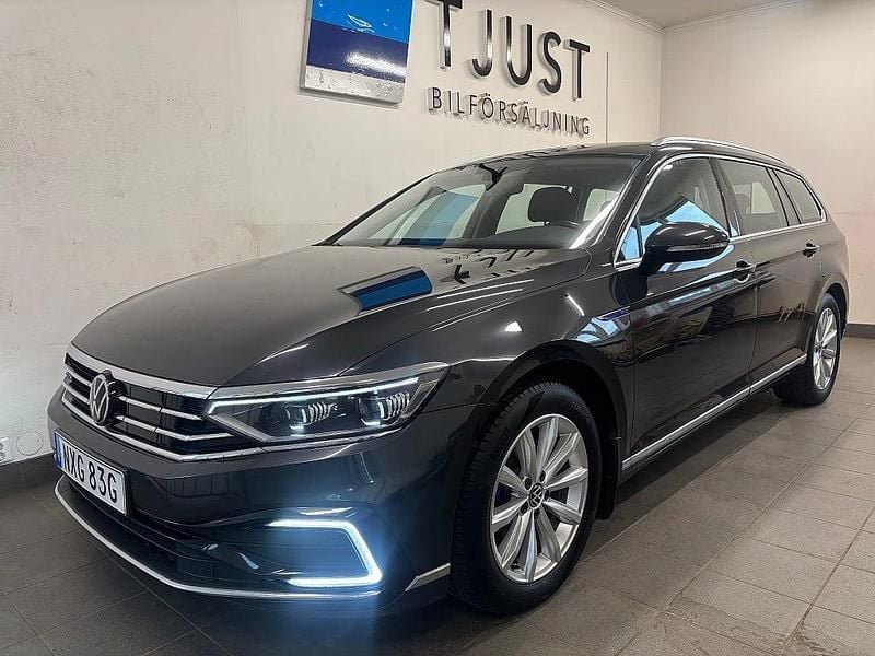 Mörkgrå Begagnad 2021 VW Passat GTE Kombi | 235 000 kr (Marknadspris) - Bild 1/4