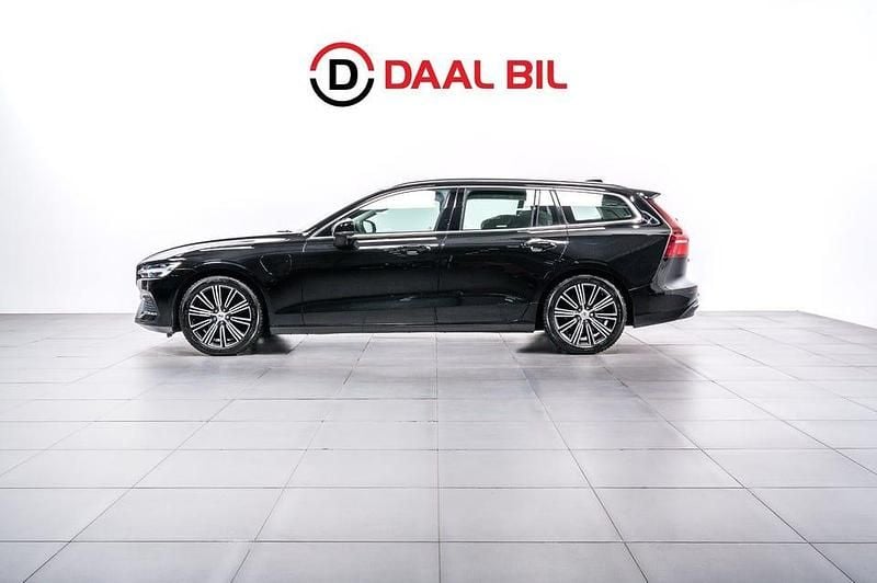 Begagnad Volvo V60 Core 350 HK (257 kW) 2023 Svart Kombi