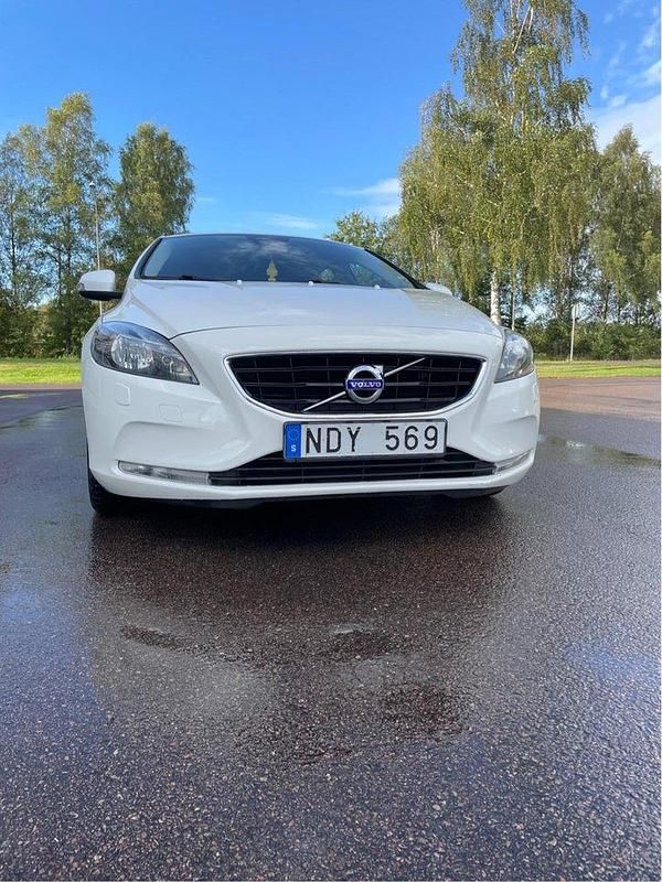 Vit Begagnad 2013 Volvo V40 Kinetic Kombi | 118 000 kr (Marknadspris) - Bild 1/4