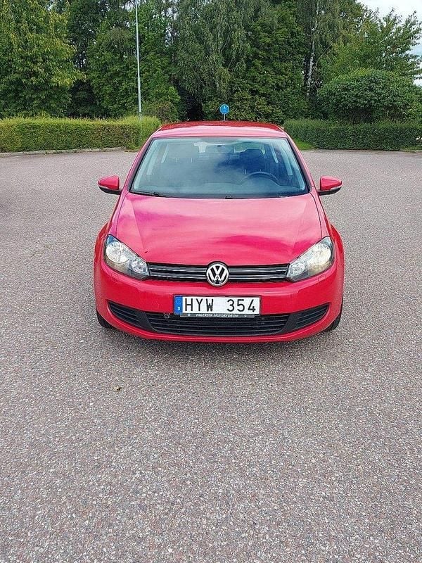 Röd Begagnad 2009 VW Golf VI Halvkombi | 50 000 kr (Bra pris) - Bild 1/4
