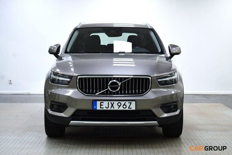 Grå Begagnad 2021 Volvo XC40 Inscription SUV | 319 900 kr (Marknadspris) - Bild 1/4