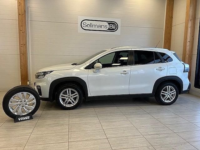 Vit Begagnad 2023 Suzuki SX4 S-Cross Halvkombi | 269 000 kr (Marknadspris) - Bild 1/4