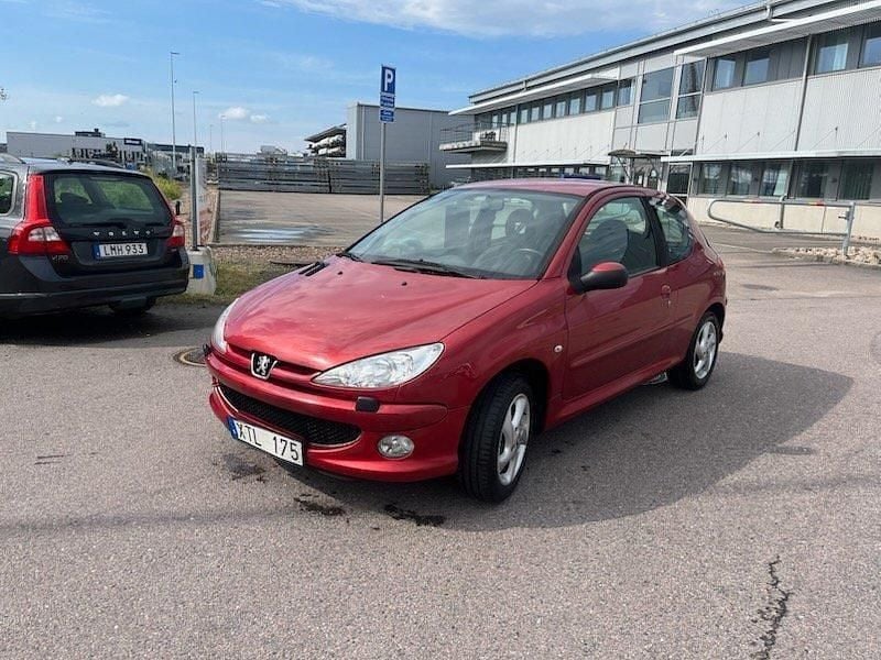 Röd Begagnad 2006 Peugeot 206 Halvkombi | 13 400 kr (Bra pris) - Bild 1/4