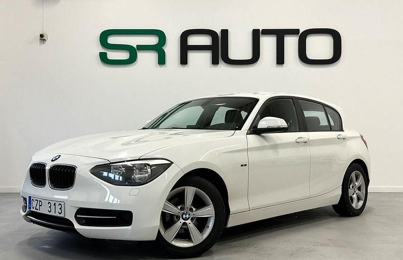 Vit Begagnad 2012 BMW 118 Sport Line Halvkombi | 159 900 kr (Lite dyr) - Bild 1/4