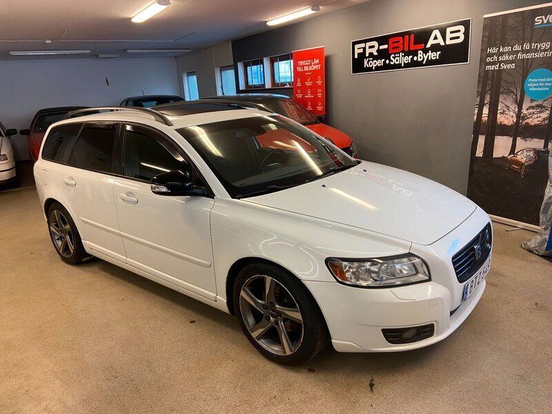 Vit Begagnad 2010 Volvo V50 Momentum Kombi | 29 900 kr (Marknadspris) - Bild 1/4