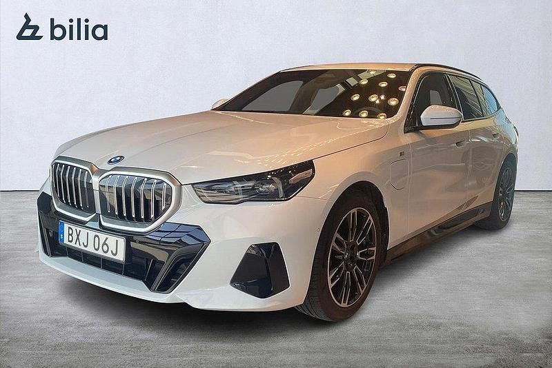 Vit Begagnad 2024 BMW 530e M Sport Kombi | 679 900 kr (Marknadspris) - Bild 1/3